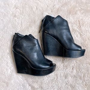 Kenneth Cole New York Callaway Platform Heel